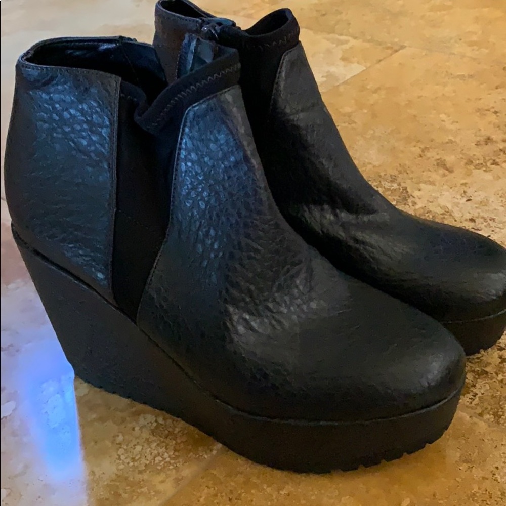 SIMPLY VERA by Vera Wang black bootie wedges